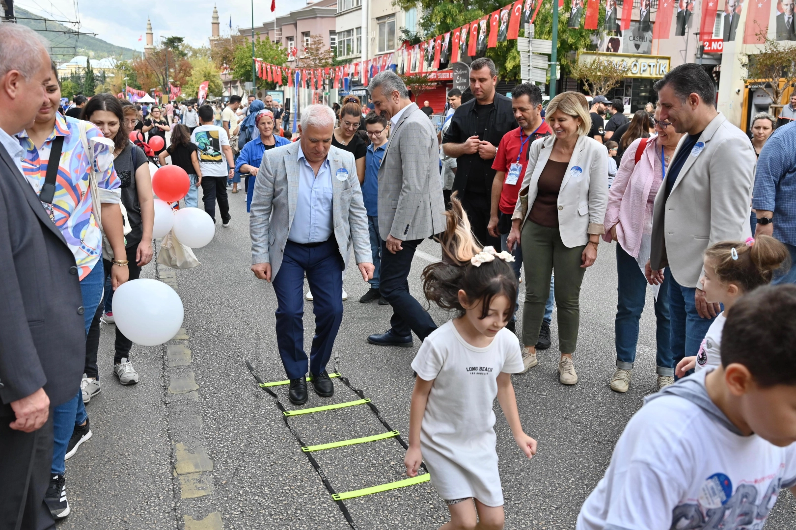 Bursa Heykel'de çocuk sesleri yankılandı