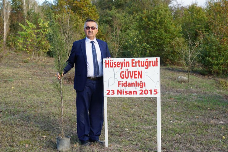 Bursa Mustafakemalpaşa'da emekli öğretmen oğlunun anısını fidanlarla yaşatıyor