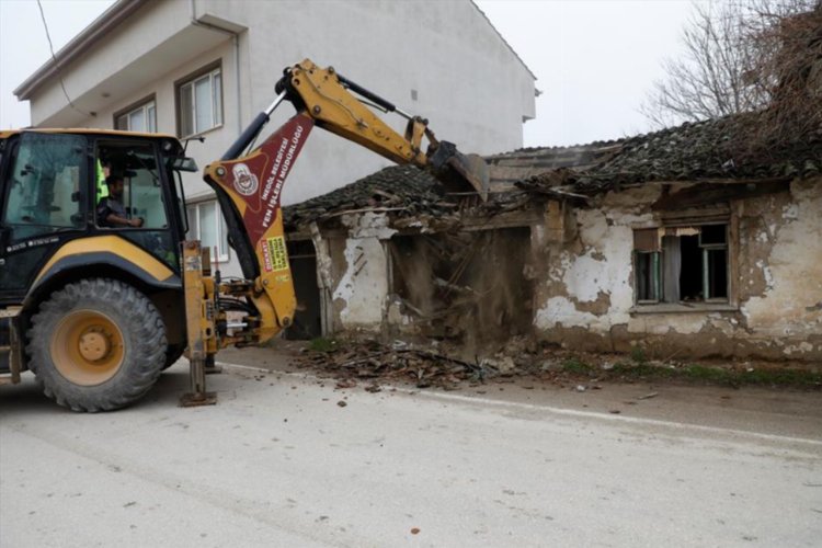 Bursa İnegöl'de 12 metruk bina yıkıldı 