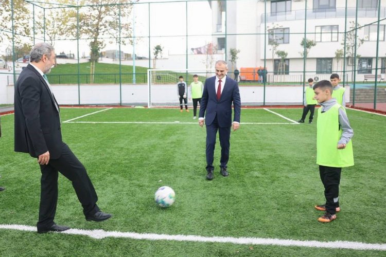 Çayırova'daki yeni halı sahada ilk maçın başlama vuruşu protokolden