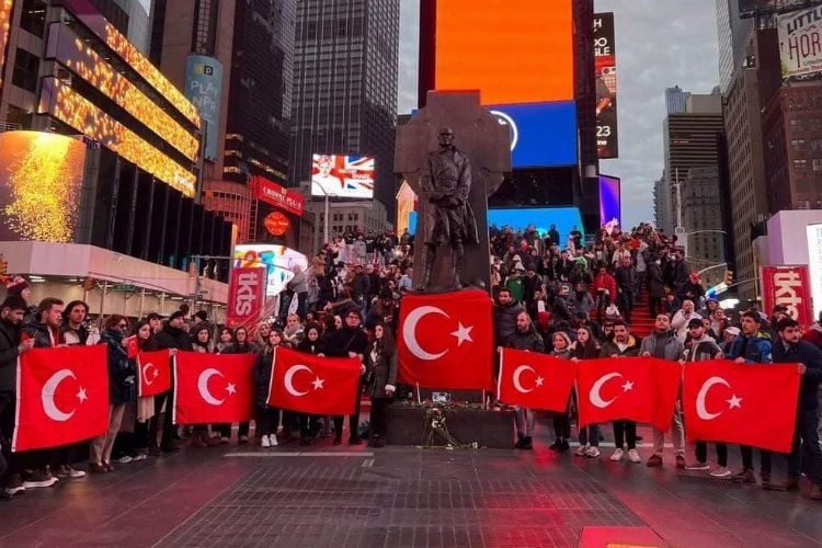 Depremzedeler New York'ta böyle anıldı