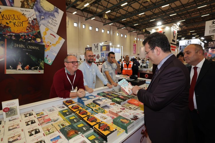 Ekrem İmamoğlu'ndan kitap totemi