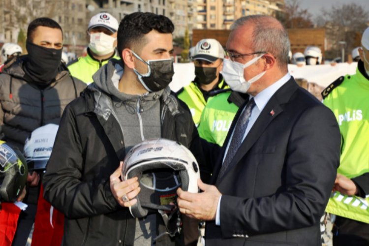 Elazığ'da motosiklet sürücülerine kask dağıtıldı