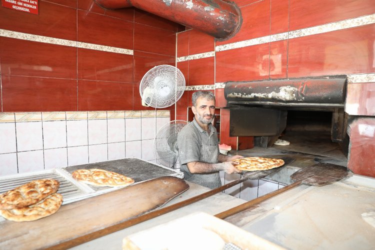 Fırıncılar vantilatör yardımıyla serinlemeye çalışıyor