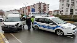 Hafif ticari araç ile otomobil çarpıştı: 1 yaralı