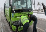 Halk otobüsü aydınlatma direğine çarptı