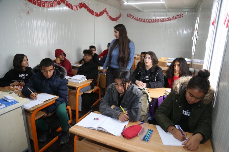 İlk ders gününde çanta ve kırtasiye desteği Gaziantep Büyükşehir'den