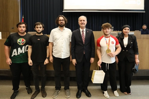 İnegöl'de şampiyonlar mecliste ödüllendirildi