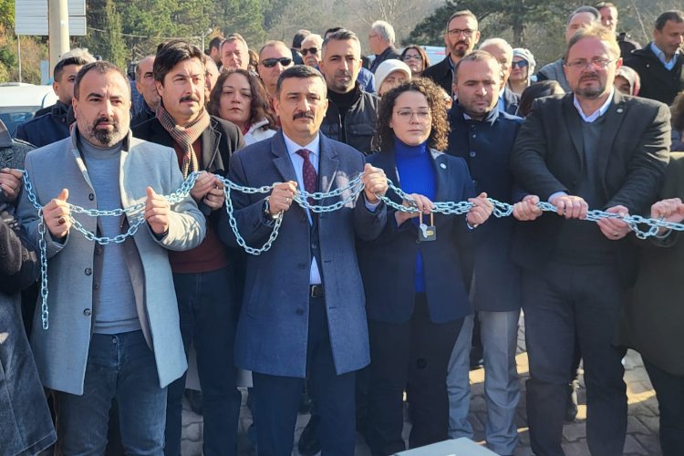 İYİ Parti'den zincirli-kilitli Uludağ protestosu!