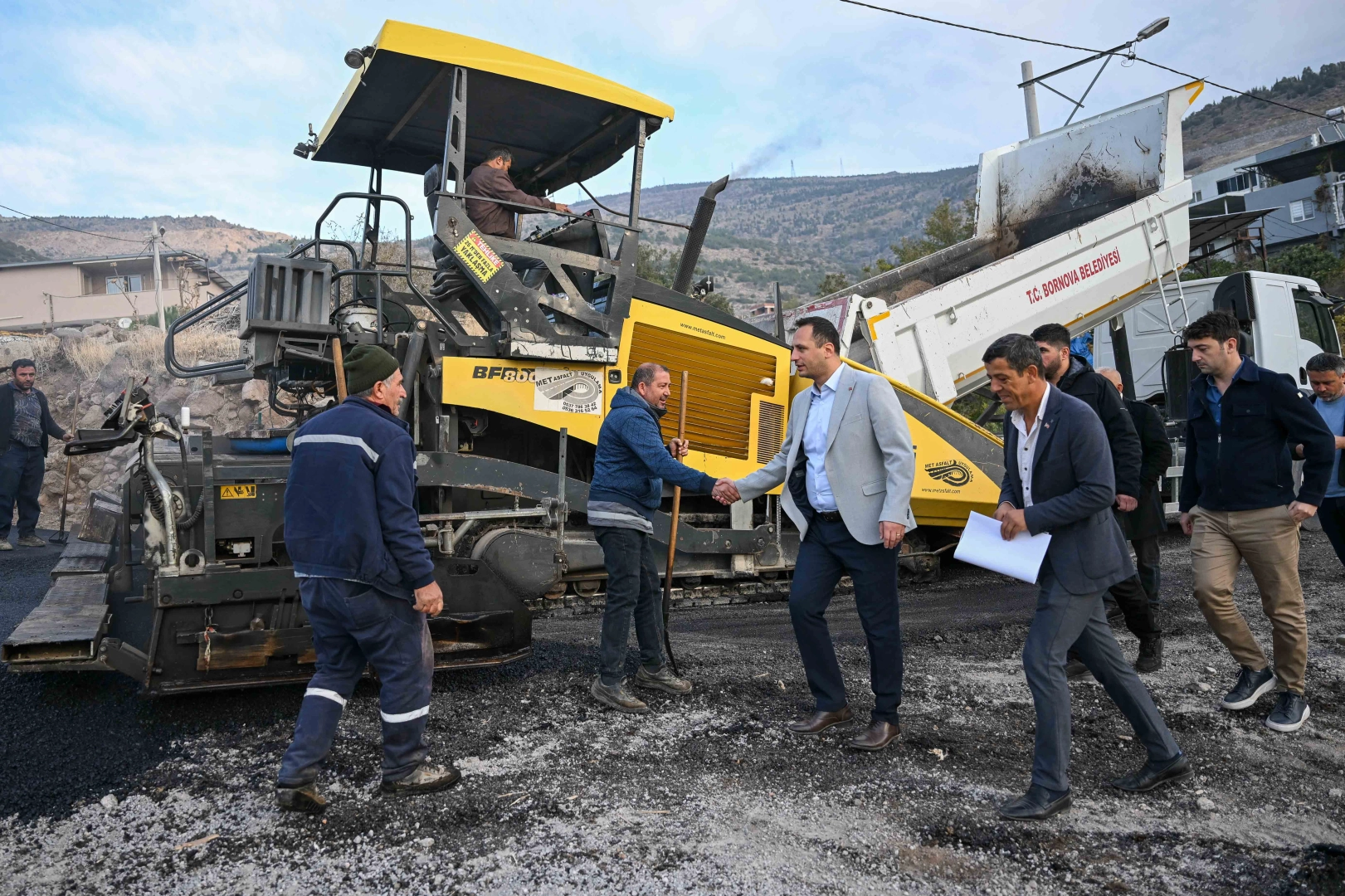 İzmir Bornova’da yol çalışmaları tam gaz