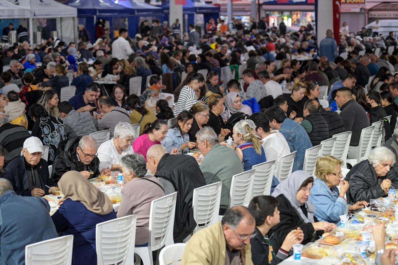 İzmir'de halk sofrası Gaziemir'de kuruldu