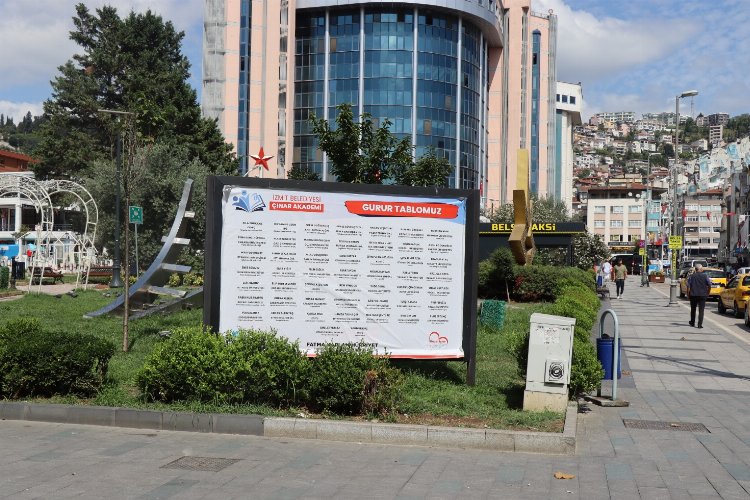 İzmit’in billboardları Çınar'ın gurur tablosu ile süslendi