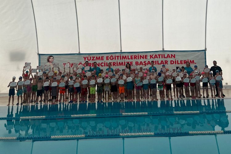 İzmit'te yüzme öğrenen minikler sertifikalarını aldı