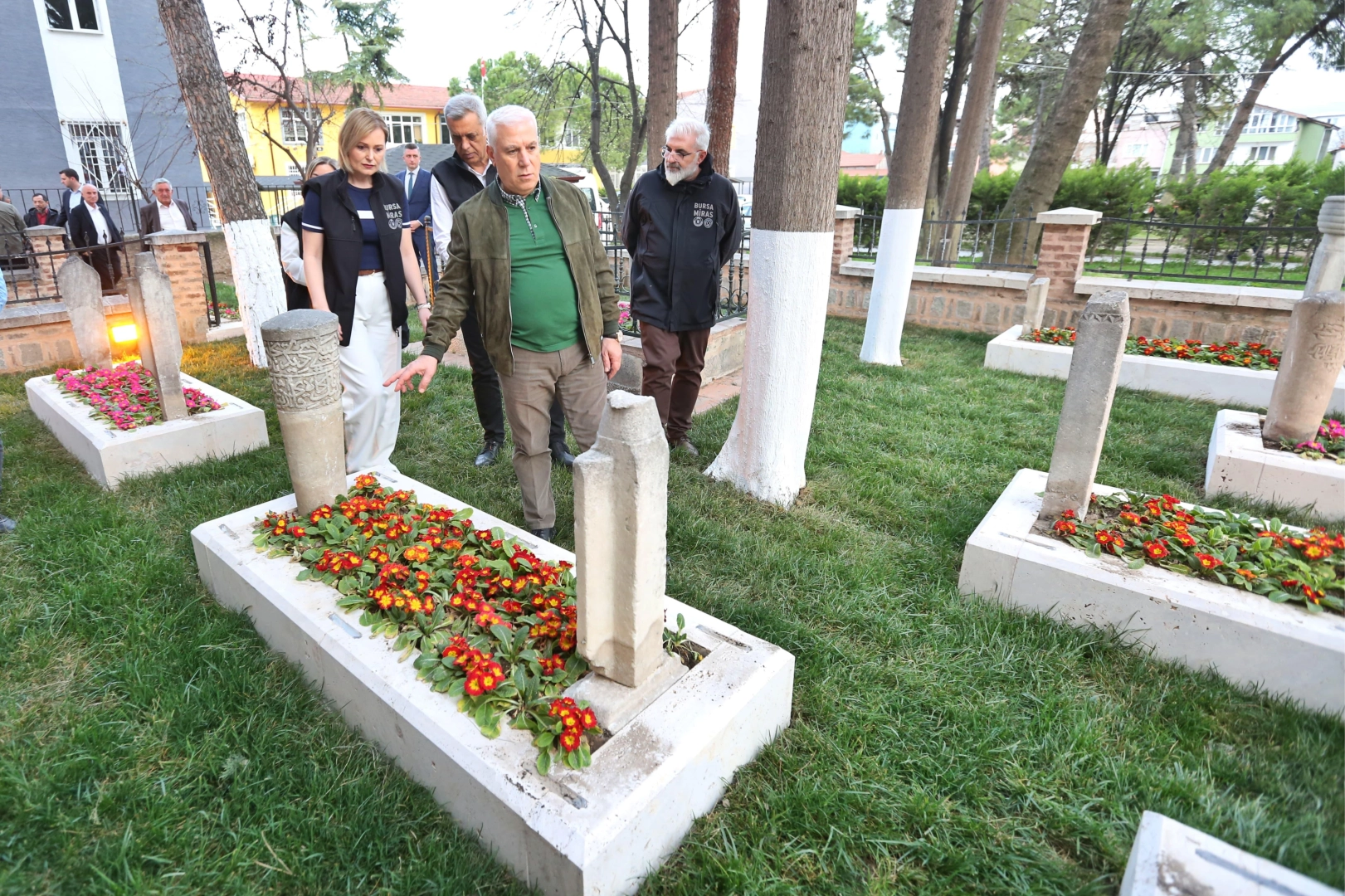 İznik Mahmud Çelebi Camii’nin haziresinde bakım onarım