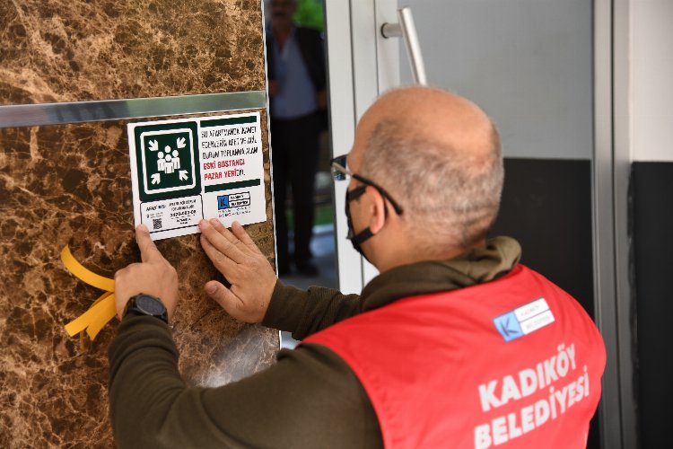 Kadıköy'de binalara karekodlu afet levhaları asıldı 