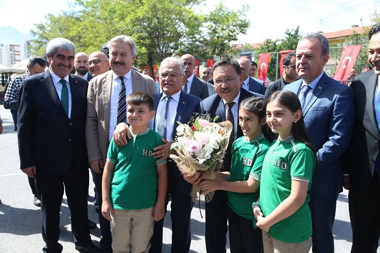 Kayseri'de ilk ders zili çaldı