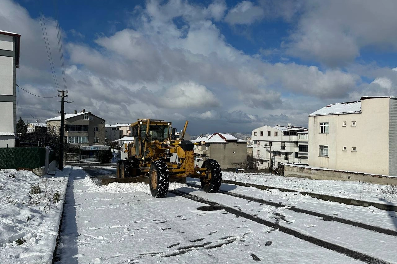 Kocaeli Çayırova’da ekipler kar teyakkuzunda