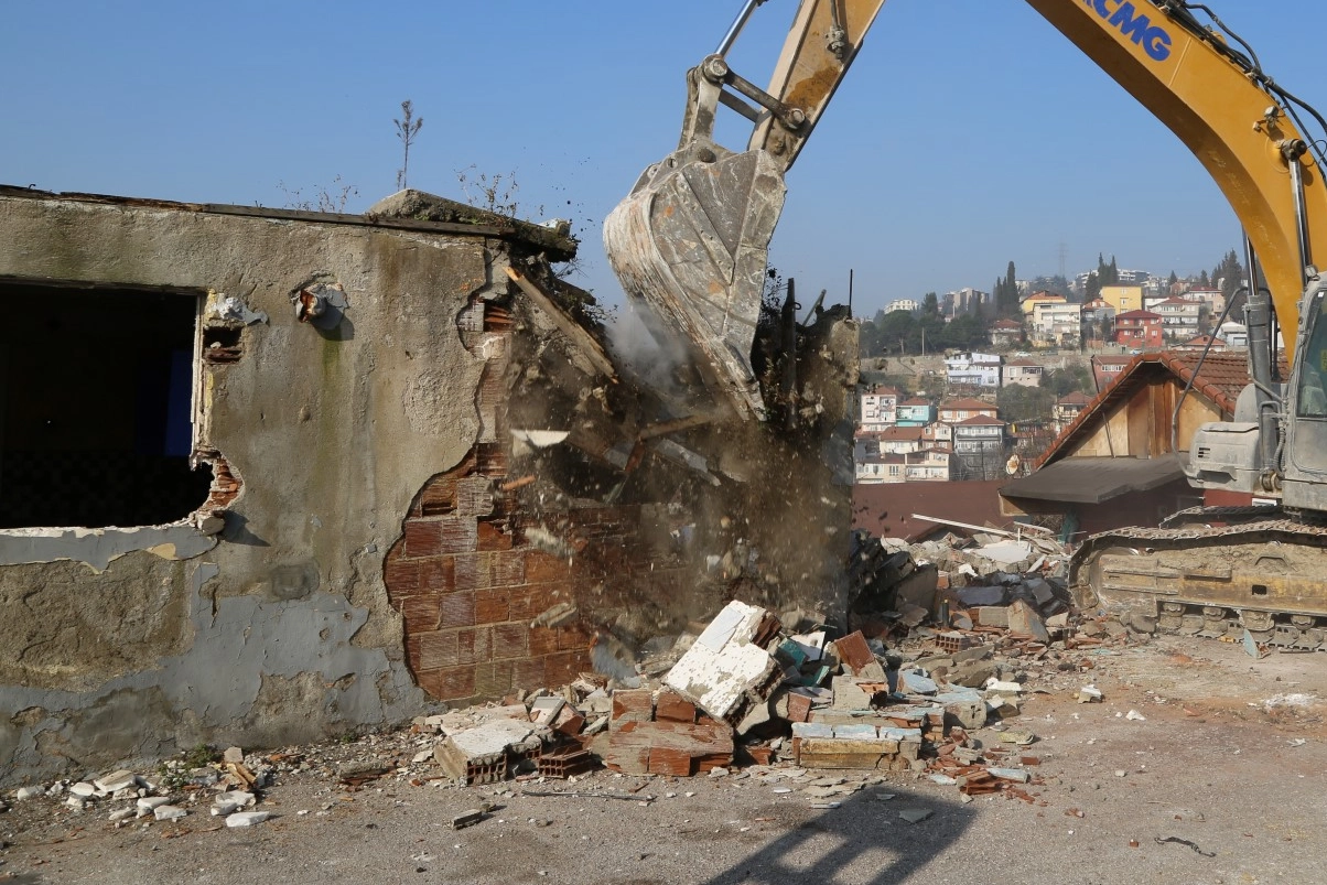 Kocaeli Cedit'te 7 bina daha yıkıldı