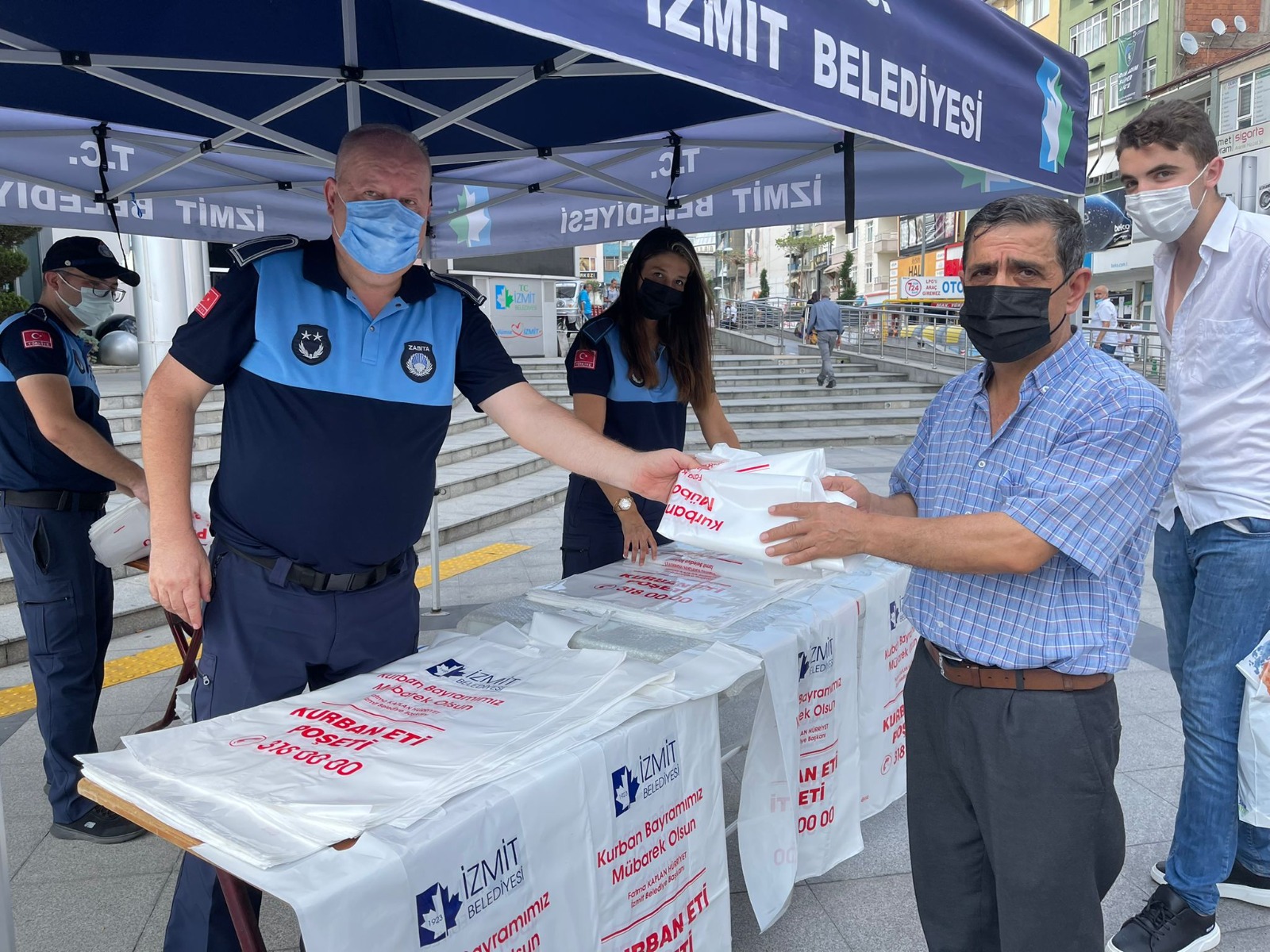 Kocaeli İzmit’te kurban poşetleri dağıtılıyor