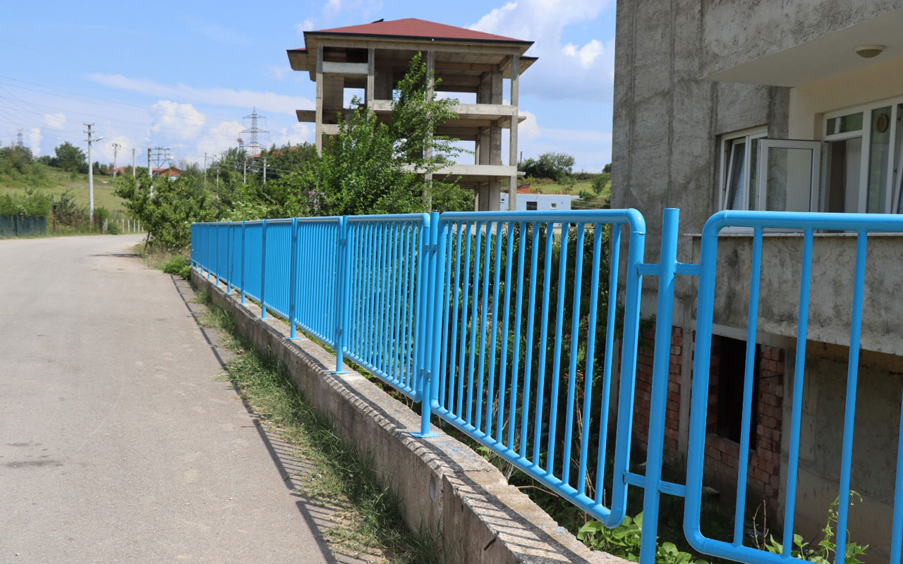 Kocaeli İzmit’te tehlikeli duvara demir korkuluk