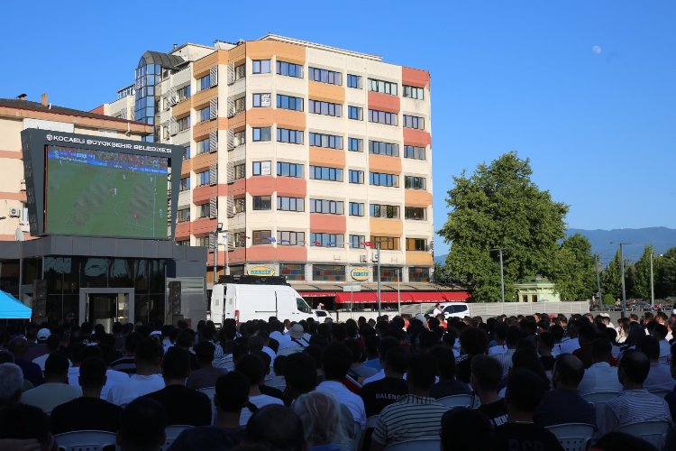 Kocaeli Kent Meydanı'nda çifte coşku