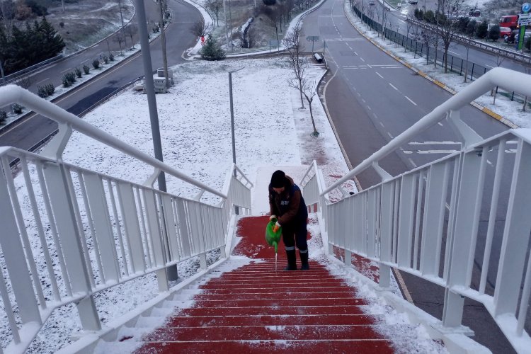 Kocaeli'nde buzlanmaya karşı yaya güvenliği 