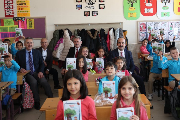 Konya'da Başkan Altay'dan 3. sınıf öğrencilerine hikaye kitabı