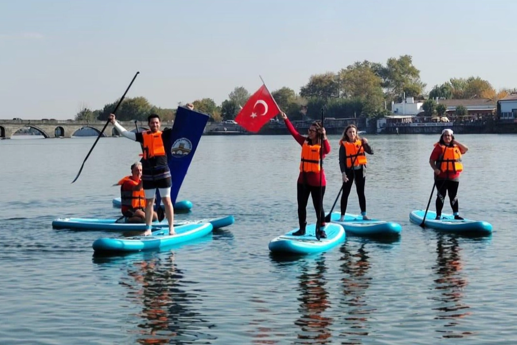 Kırkpınar Spor Bilimleri Fakültesi’nden ayakta kürek sörfü