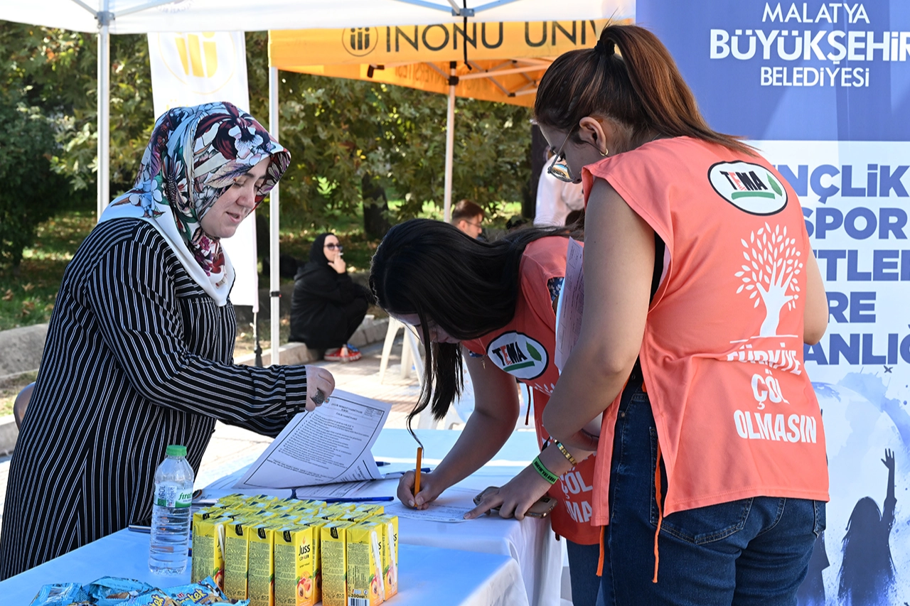 Malatya standına üniversiteli öğrencilerden yoğun ilgi