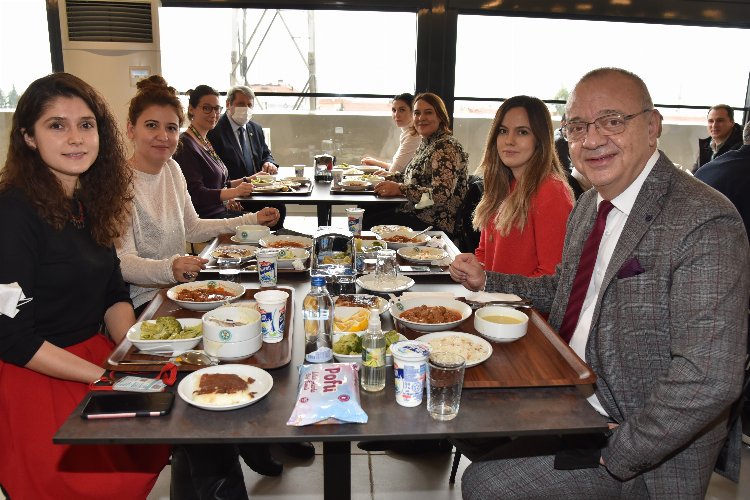 Manisa Büyükşehir Belediyesi'nde yeni yıl yemeği 