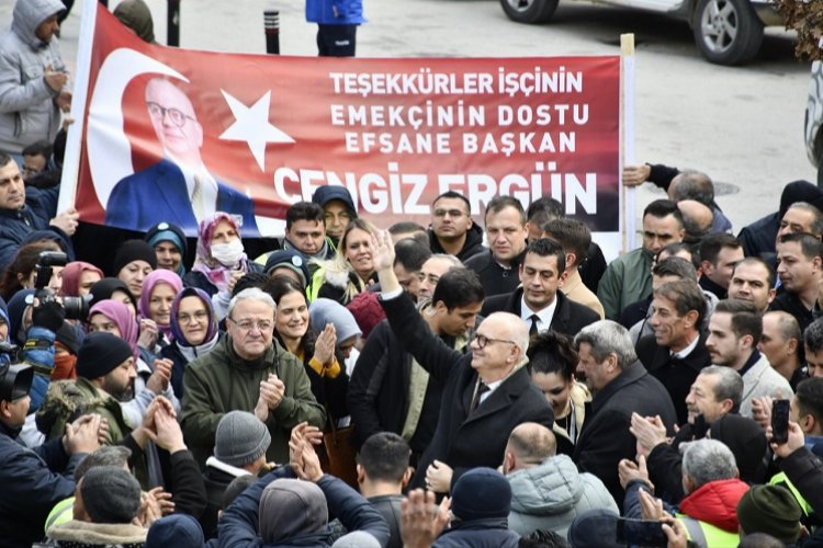 Manisa'da maaş zammına davullu zurnalı kutlama