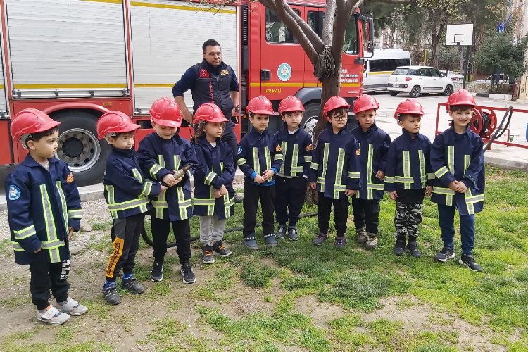 Manisa'da minik öğrenciler 'İtfaiye Amca'larıyla buluştu