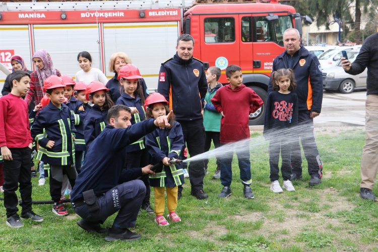 Manisa İtfaiyesi afetzede çocukları ağırladı