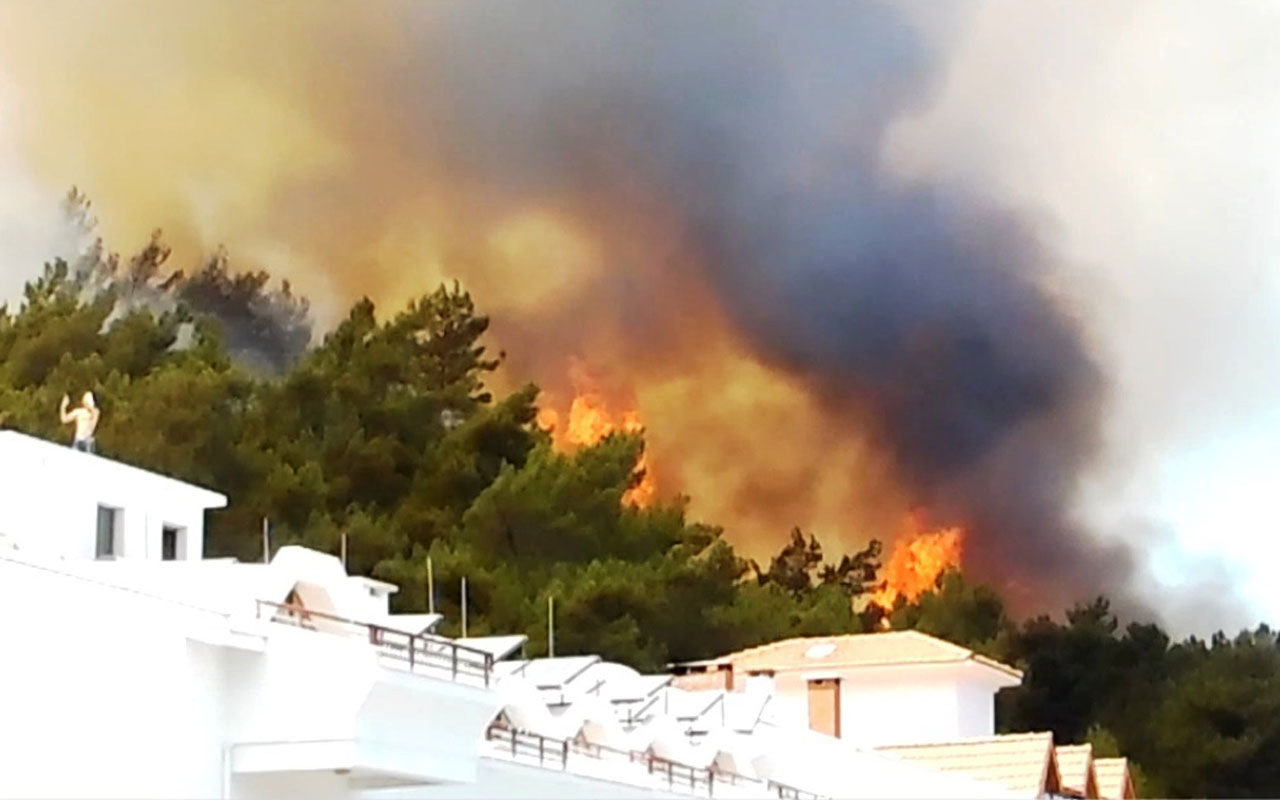 Marmaris’teki yangın yerleşim yerlerini tehdit ediyor