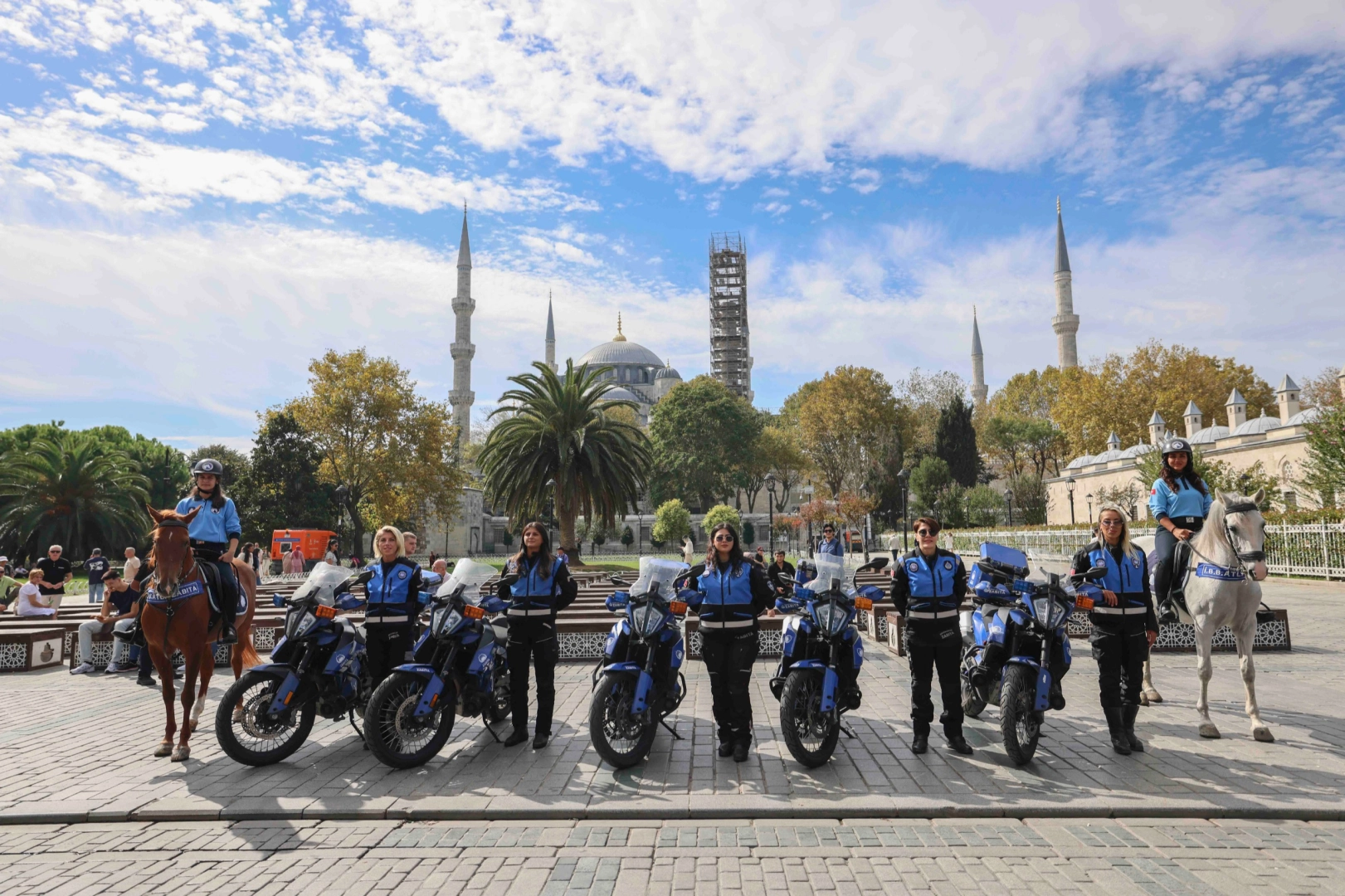 Motosikletli ve atlı kadın zabıtalar görevde