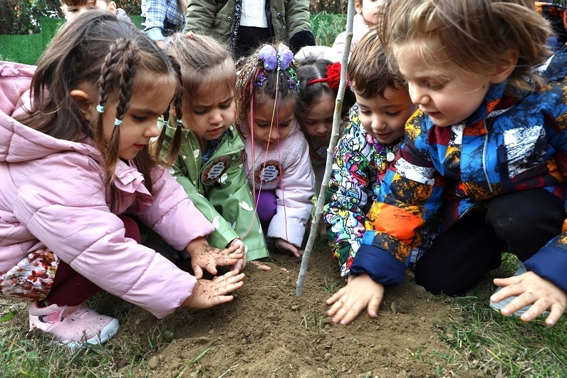 Mudanyalı çocuklar güvenli yaşam için fidanları toprakla buluşturdu