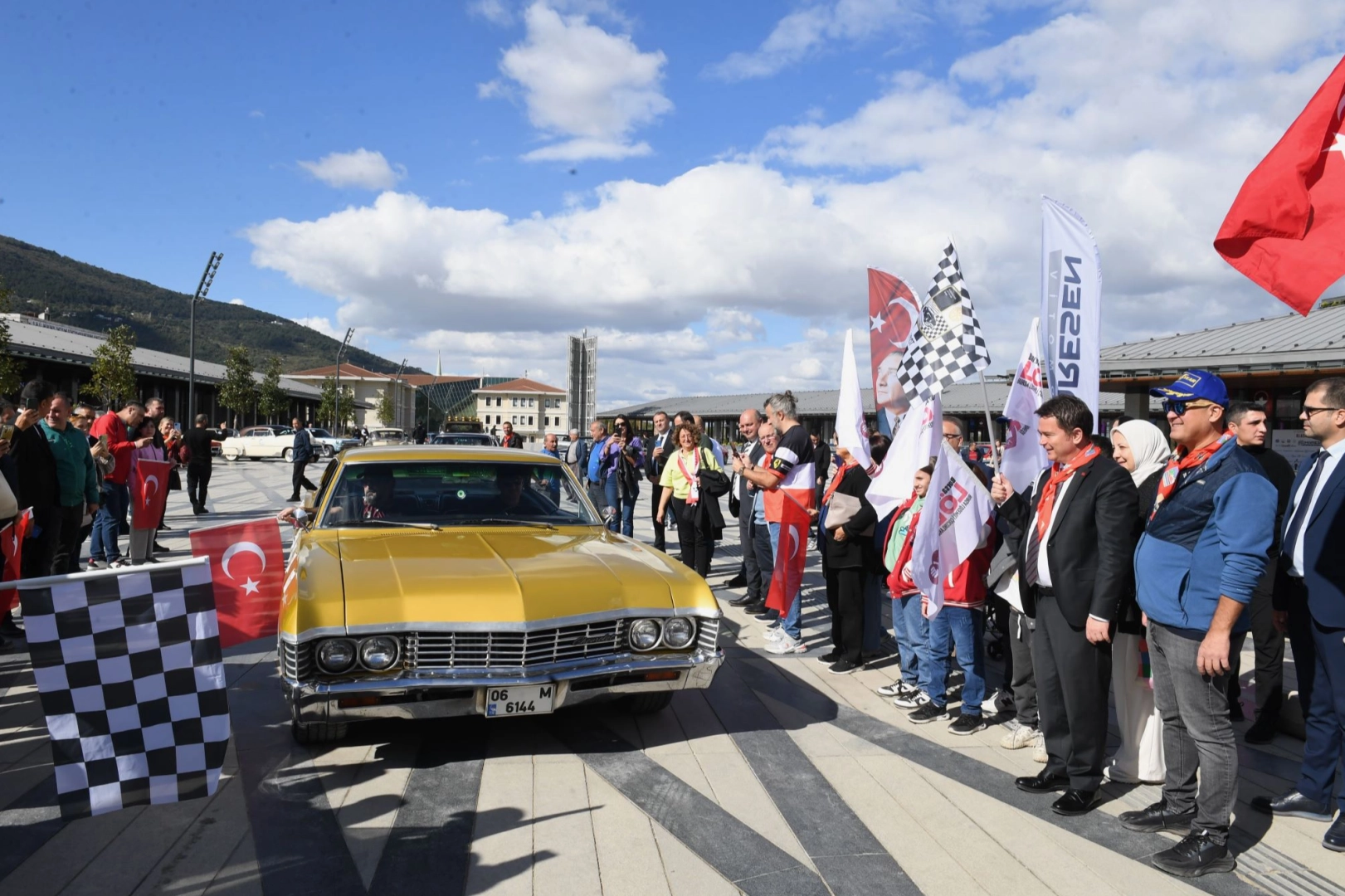 Osmangazi'de klasik otomobiller Başkan Aydın’ın startıyla yola çıktı