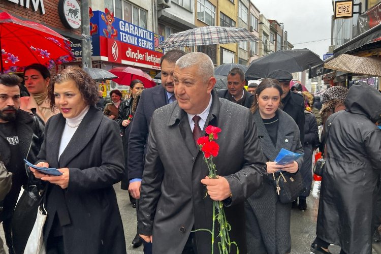 Sadık Güvenç 8 Mart'ta 8 bin gül dağıttı