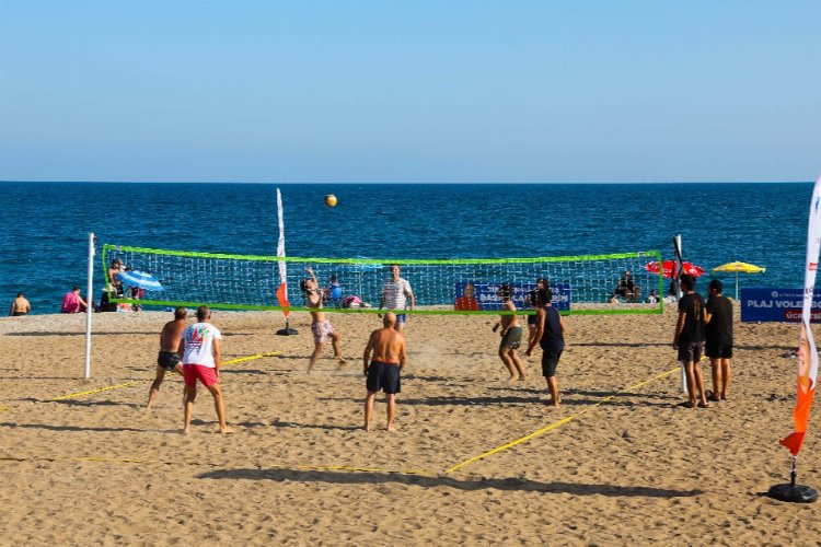 Sahilde ücretsiz voleybol keyfi