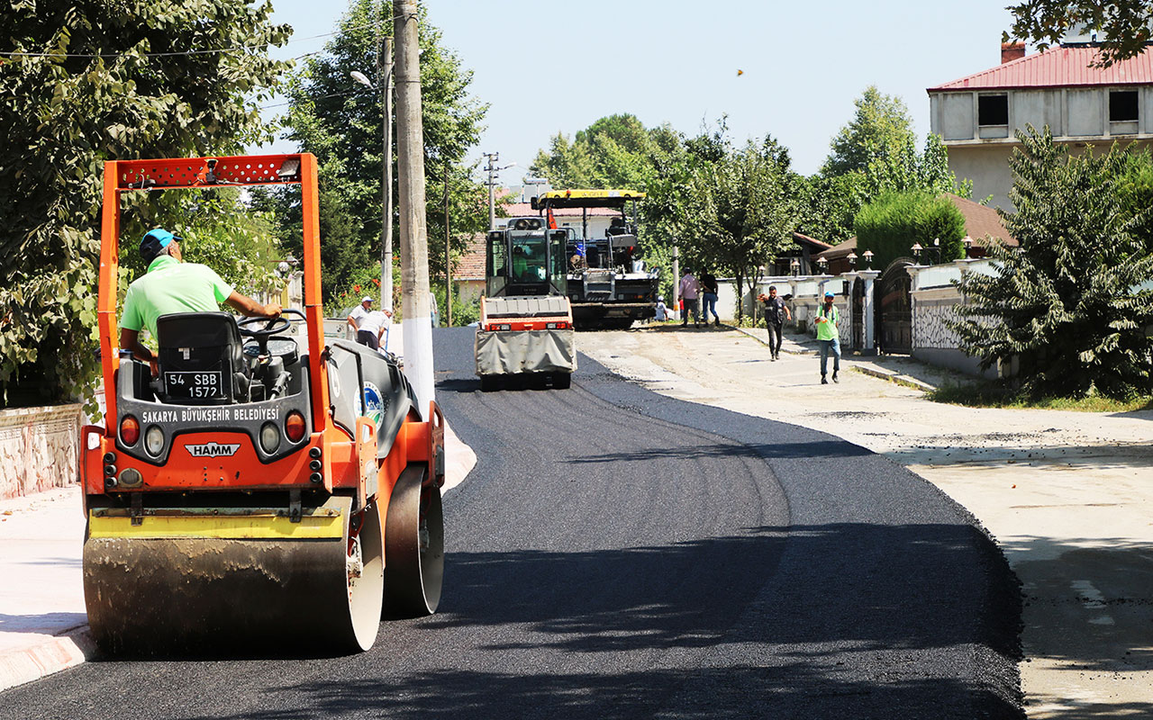 Sakarya Akyazı’da asfalt serimi