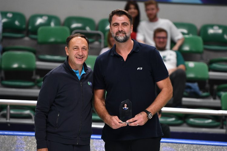 TOFAŞ'tan Mehmet Okur'a teşekkür plaketi