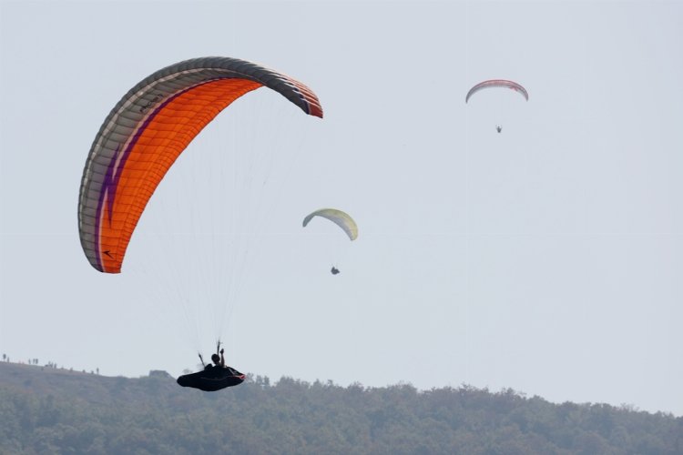 Üniversiteli gençlerden Bursa'da kostümlü uçuş festivali