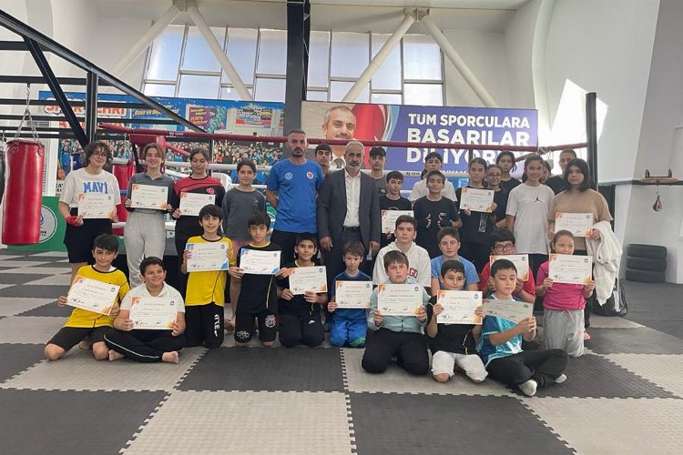 Yeni kick boks sporcuları kuşak diplomalarını aldı