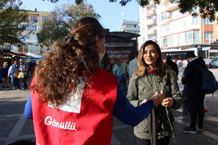 İzmir Buca'da Kızılay'dan kadınlara sürpriz 