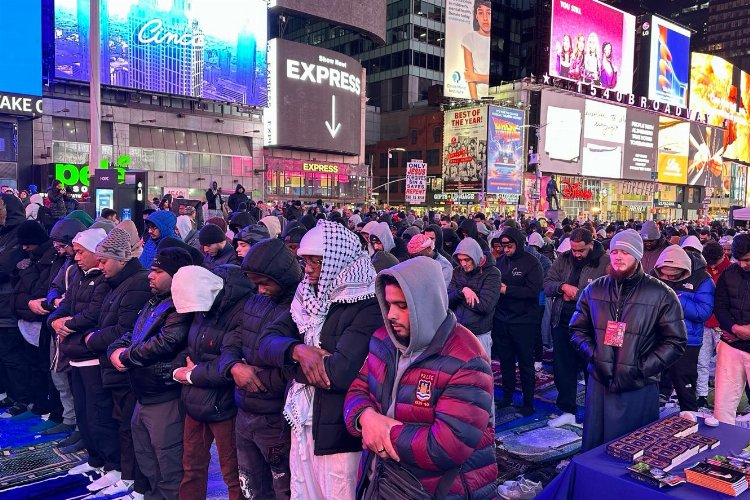 Times Meydanı'nda ilk teravih