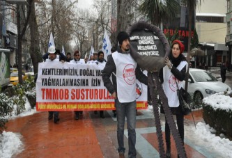 Torba Yasa eylemine polis barikatı