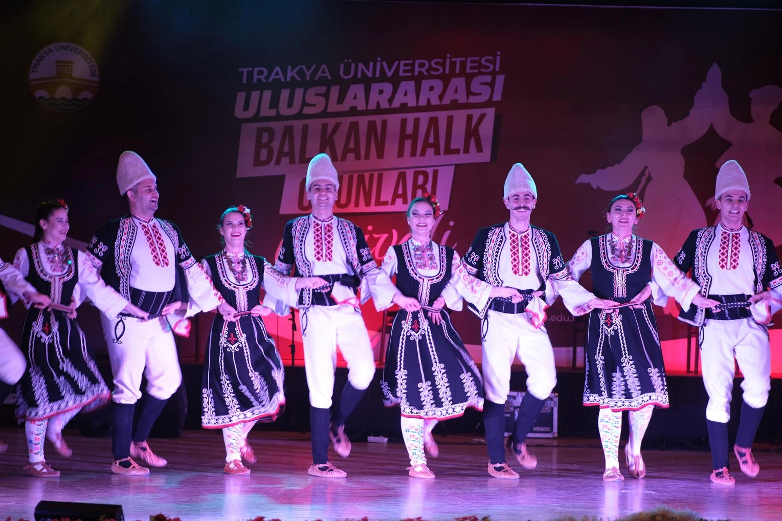 Uluslararası Balkan Halk Oyunları Festivali'ne muhteşem gala