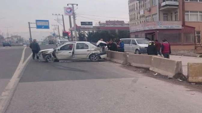 Yaya ve bariyere çarptı,1 kişi hayata veda etti