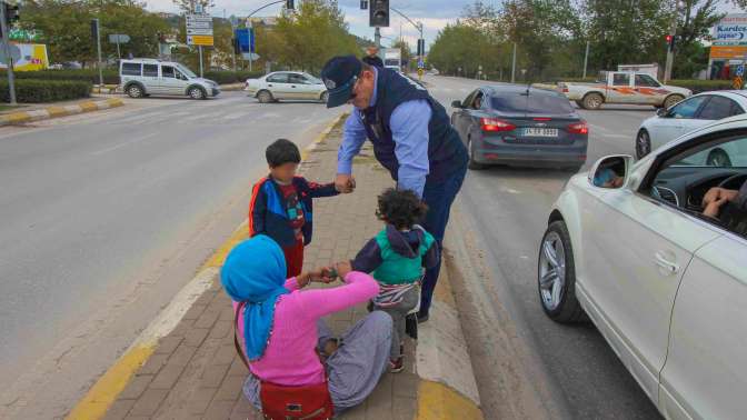 Zabıta,dilenciliği engellemeye çalışıyor