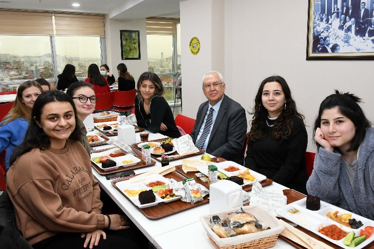 İzmir Karabağlar'da Başkan Selvitopu öğrencilerle buluştu 